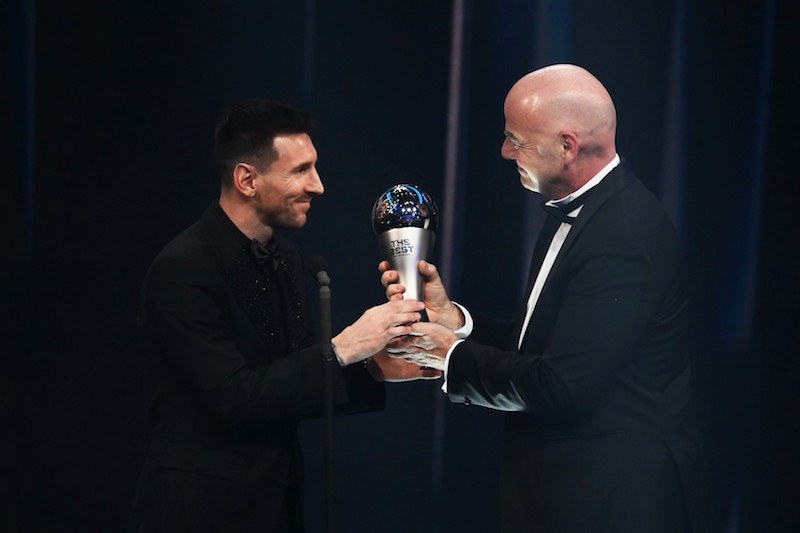 تتويج ليونيل ميسي بجائزة أفضل لاعب بالعالم لسنة 2022
